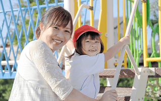 公園で遊んだり、夏にはプールで水遊びをして、楽しく遊びながら体を動かしています。