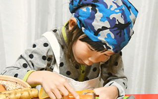 クッキングや感覚遊び、製作などを通して、楽しみながら五感を磨きます。